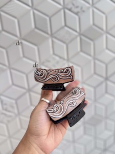 Pinzas para el Cabello Étnicas Hechas a Mano con Cuero Trabajado, Lindas y Elegantes, con Diseño Bordado en Cuero Genuino, Accesorios para el Cabello de Mujer - Product Image 2