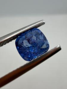 Zafiro azul natural en forma de cojín de 2.10 CT de Ceilán, Sri Lanka, para la elaboración de joyas. - Product Image 3