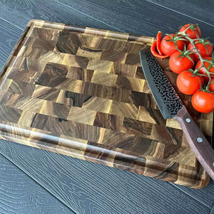 Planche à découper de cuisine en teck massif recyclé, faite à la main, design à grain de bois traversant, rainure pour jus, écologique, compatible lave-vaisselle, épaisseur 1,5 cm - Product Image 1