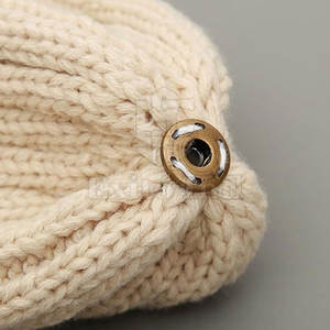 Bonnet d'hiver personnalisé pour femmes et filles avec motif et pompon en fausse fourrure - Product Image 5