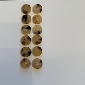 Boutons en corne de buffle naturelle finis, accessoires vestimentaires naturels de haute qualité pour chemises et vestes - Product Image 2