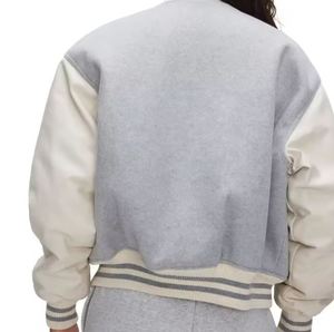 Chaqueta Varsity Gris Claro con Mangas Crema y Puños a Rayas, Corte Regular, Unisex, Chaqueta Bomber Informal para Otoño - Product Image 5