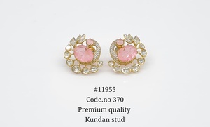 Boucles d'oreilles clous vertes Kundan 11955, ton or, pierre ovale, motif floral, pour femme, idéales pour mariage et soirée - Product Image 4