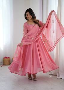 Lanzamiento del nuevo diseño de moda: Vestido, pantalón y dupatta de georgette sintético con bordado de lentejuelas, listo para usar. - Product Image 3