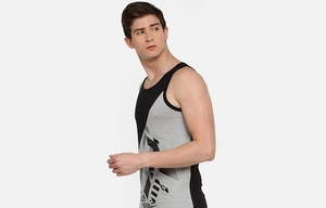 Camiseta sin mangas para hombre, gris y negra, con estampado, cuello redondo, informal, transpirable, de poliéster tejido, para deporte. - Product Image 2