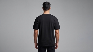 เสื้อยืดคอกลมแขนสั้นสีดำสำหรับผู้ชาย ทรงปกติ ผ้าเจอร์ซีย์ถัก 100% ผ้าฝ้าย สีพื้น ระบายอากาศได้ดี มีโลโก้ด้านหน้า - Product Image 4