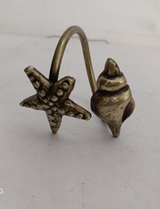 Anillo para servilletas de metal con acabado antiguo y diseño de insecto estilizado y texturizado - Product Image 3