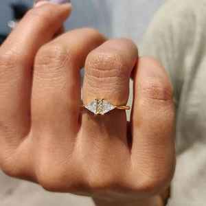 แหวนเพชรทรงสามเหลี่ยมโมอิสซาไนต์สำหรับผู้หญิง เงินแท้ 925 ชุบทอง ดีไซน์พิเศษ ของขวัญเครื่องประดับพรีเมียมสำหรับเธอ - Product Image 5
