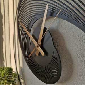 Horloge murale moderne en métal, design spirale ondulée, horloge artistique contemporaine, décoration de luxe pour salon - Product Image 5