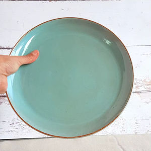 Assiette à dîner en céramique bleu ciel au charme rustique, bord brun, finition brillante, construction robuste, idéale pour une ambiance chaleureuse à la table de ferme. - Product Image 1