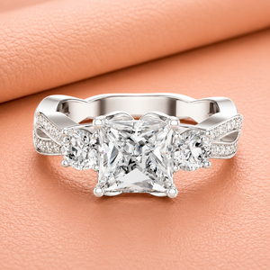 Anillo de Compromiso con Diamante Cultivado en Laboratorio, Corte Princesa, Claridad VVS1-VVS2, Certificado IGI, Oro Blanco, Pavé, Lujoso, para Boda - Product Image 1