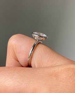 Bague de fiançailles à sertissage ovale - Bague solitaire en diamant de laboratoire personnalisé de 2 carats : Or blanc 14 carats certifié IGI - Product Image 4