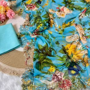 Sari de georgette fresco y puro con estampado floral, adornado con zari y lentejuelas en toda la superficie y borde con blusa a juego de Royal Export. - Product Image 2