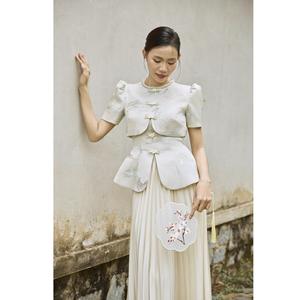 ชุดเดรสผู้หญิง KAMIKI เสื้อผ้าเวียดนามลายโบรเคดสำหรับพิธีการ พร้อมลวดลายภูมิทัศน์ - ดีไซน์เอวทรงเปปลัมสีงาช้าง สไตล์หรูหรา KPP20 - Product Image 1