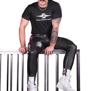 Pantalones de cuero negros clásicos, diseñados para brindar versatilidad y comodidad con un elegante look uniforme. - Product Image 5