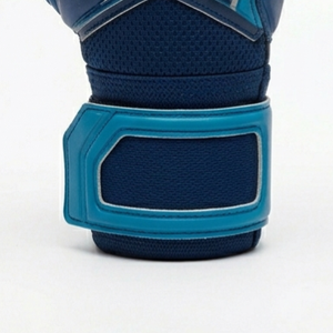Gants de gardien de but avancés pour les joueurs de football, avec une construction offrant un ajustement sûr, une adhérence durable du paume et un design flexible. - Product Image 5
