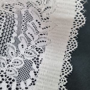 Tela de encaje elástica ligera con diseño floral de hojas, de nailon y elastano, con borde festoneado y estructura de banda de punto por urdimbre, para ropa interior y prendas de boda. - Product Image 4