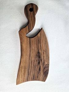 Planche à découper en bois de noyer, design en forme d'axe, bois massif, finition rustique, pour la cuisine, le service, la présentation en restaurant et la vente en gros - Product Image 3