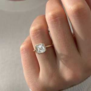 Anillo de Diamantes con Corte Asscher de 2 Quilates EVVS2, Anillo Solitario Minimalista con Engaste de Bisel en Oro Amarillo de 14k, Certificado IGI - Product Image 5