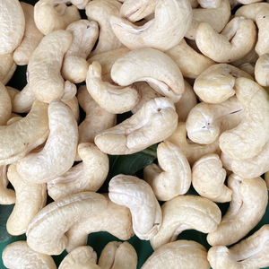 Prix d'usine avantageux Noix de cajou brutes de qualité W180 de la marque SANTIGO du Vietnam avec livraison sans taxes 22,68 kg/sac - Product Image 1