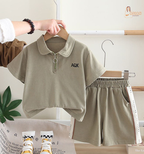 Ensemble deux pièces décontracté pour garçons, polo à manches courtes avec fermeture éclair et short à taille élastique, imprimé lettres vert clair - Product Image 1