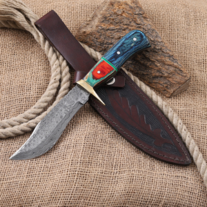 Couteau Bowie à lame fixe en acier Damas forgé à la main avec étui, couteau de chasse et de camping personnalisé OEM à lame pleine, manche en bois Pakka - Product Image 1