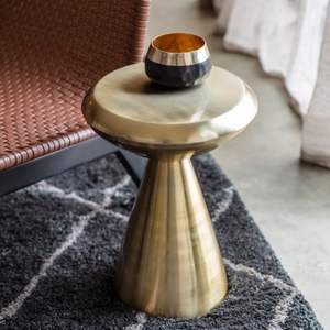 Table d'appoint en métal innovante, dotée d'un motif créatif et d'un cadre robuste, une addition merveilleuse aux intérieurs de luxe. - Product Image 1