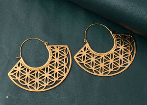 Boucles d'oreilles créoles géométriques dorées faites à la main, motif floral ajouré, style bohème, bijoux ethniques tendance pour femme - Product Image 3