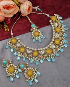 Collier Kundan en pierre ronde non taillée avec boucles d'oreilles et mangtika assortis, bijoux de créateur plaqués or antique, fabricant de bijoux. - Product Image 1