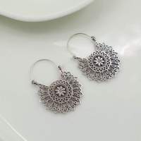 Boucles d'oreilles créoles pendantes pour femme, motif floral bohème, en alliage plaqué argent antique, bijoux fantaisie