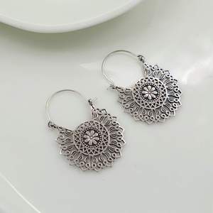 Boucles d'oreilles créoles pendantes pour femme, motif floral bohème, en alliage plaqué argent antique, bijoux fantaisie - Product Image 5
