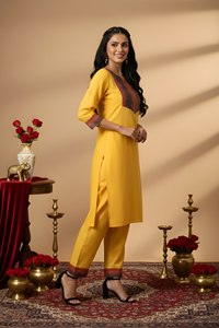 Ensemble Kurti et pantalon droit jaune moutarde en gros, avec encolure et poignets imprimés contrastants, coupe décontractée, Prayosha Enterprise - Product Image 2