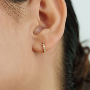 Impresionantes Pendientes de Aro Pequeños Minimalistas y Delicados de Oro Amarillo Sólido de 18K con Diamantes Redondos de Corte Brillante 100% Naturales para Uso Diario - Product Image 6