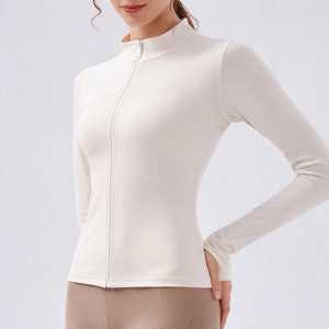 Vêtements de yoga performants pour femmes, pour des activités de fitness et un usage quotidien, offrant une liberté de mouvement. - Product Image 1