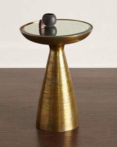 Belle table d'appoint en métal qui rehausse les coins avec une touche sophistiquée et une construction durable - Product Image 1