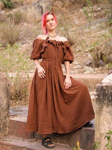 Robe longue maxi en gaze de coton marron, élégance bohème, col épaules dénudées, légère et respirante - Product Image 2