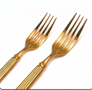 Juego de cubiertos de lujo con acabado dorado, mango elegante con diseño acanalado, alto brillo, resistente al óxido, para bodas. - Product Image 2