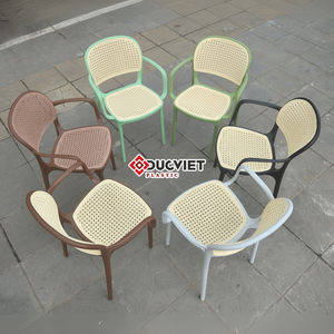 Chaise en plastique moulé imitation osier TM09 de couleur noire avec accoudoirs - Une chaise de jardin élégante et fiable - Product Image 2