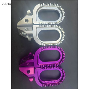 Repose-pieds en aluminium CNC de qualité supérieure pour Surron Ultra Bee Ebike, plus large et plus long, avec décharge <span class=keywords><strong>automatique</strong></span> de boue, marchepieds pour moto tout-terrain - Product Image 6