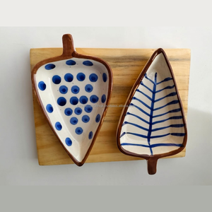 Plateau de service contemporain en poterie, ensemble d'assiettes en céramique en forme de feuille, fait main, écologique, passe au lave-vaisselle, ensemble de service pour apéritifs et collations - Product Image 1