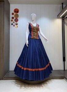Lehenga Choli Romano Tradicional de Alta Calidad con Diseño de Encaje Gota Patti, Traje de Boda Indio para Eventos Culturales de Navratri - Product Image 5