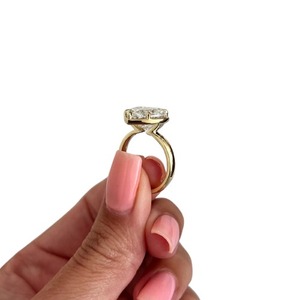 Bague de fiançailles de luxe en or 14K, 18K ou platine avec diamant de laboratoire taille cœur de 5 carats serti clos - Product Image 4