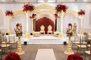 Mandap de Boda de Madera de Lujo con Temática de Palacio, Estilo Castillo Grande Personalizado, Diseño Tradicional de Pavo Real, Profesional y Ligero - Product Image 2