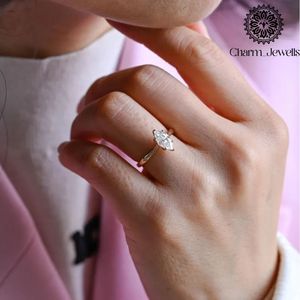 Bague de fiançailles classique pour femme en argent avec moissanite taille coussin et sertissage à griffes - Product Image 5