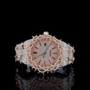 Reloj de pulsera plateado con diamantes, esfera y brazalete completamente incrustados, con ventana para la fecha, elegante artesanía y diseño atemporal. - Product Image 1