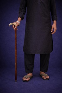 Bâtons de marche rustiques modernes en bois naturel écologique avec poignée en laiton poli, idéaux pour les cadeaux - Product Image 2