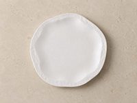 Assiette en céramique de porcelaine à texture martelée, plat de service incurvé de 10,5 pouces pour restaurants et hôtels