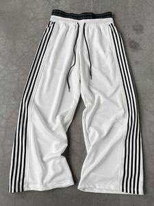 Pantalon de survêtement noir pour hommes, style streetwear, taille élastique, coupe large, avec motif graphique rose sur la jambe gauche - Product Image 4