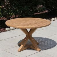 Table de patio ronde contemporaine en bois avec plateau à lattes et base en chevalet croisé pour restaurant, café, hôtel, complexe hôtelier, villa, mobilier contractuel