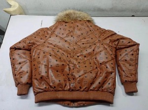 เสื้อแจ็คเก็ตหนังพัฟเฟอร์ MCM Cognac Monogram สำหรับผู้ชาย พร้อมปกขนสัตว์และหมวก – สินค้าหรูหรา - Product Image 4